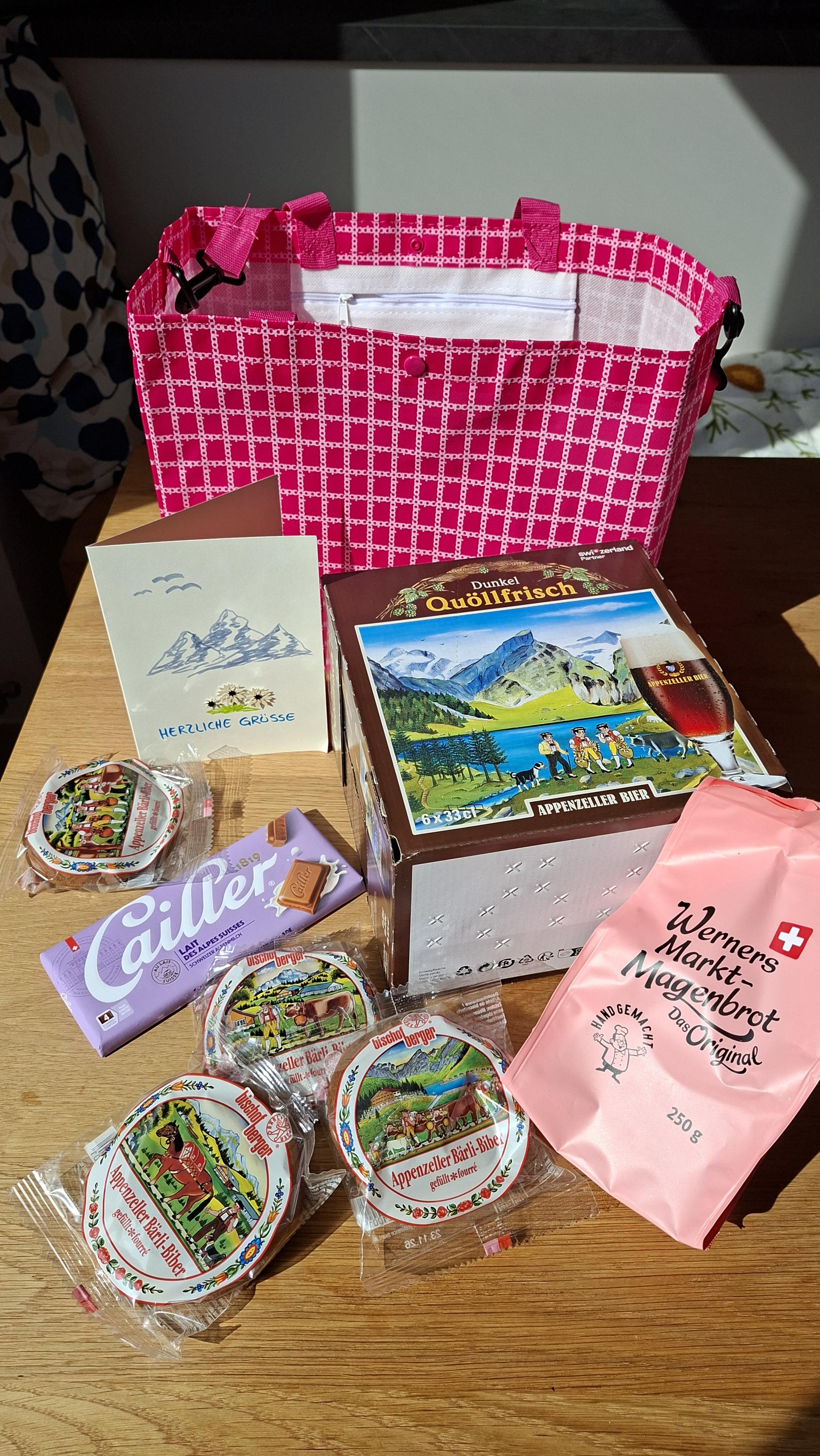 Sauschön war's in #stuttgart und überbordend das Fan-Paket von @sylvia_oderso. Rocket hat auch was bekommen... Next stop: #cologne Senftöpfchen diesen Samstag. Was sonst noch Spannendes im Care Paket  2