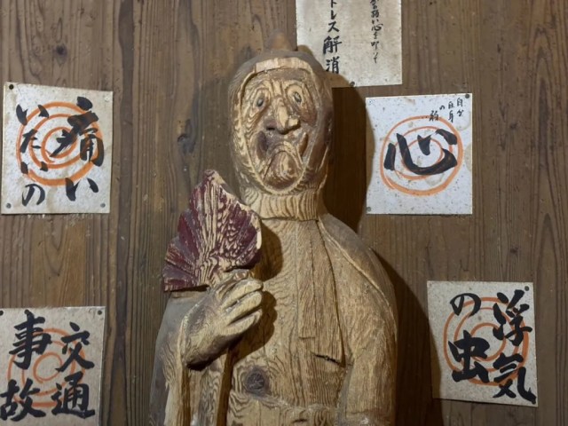 This shrine in Japan invites you to hit and kick its god of poverty statue for good luck [Photos] 2
