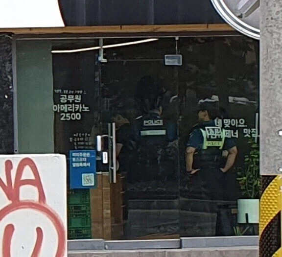 카페에 경찰들이 몰려온 이유.jpg 2