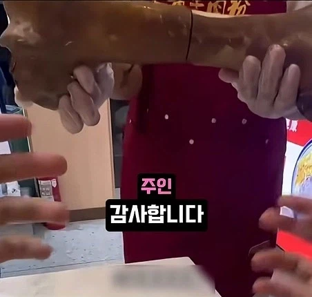 강아지에게 줄 뼈다귀를 구매하는 사람 5