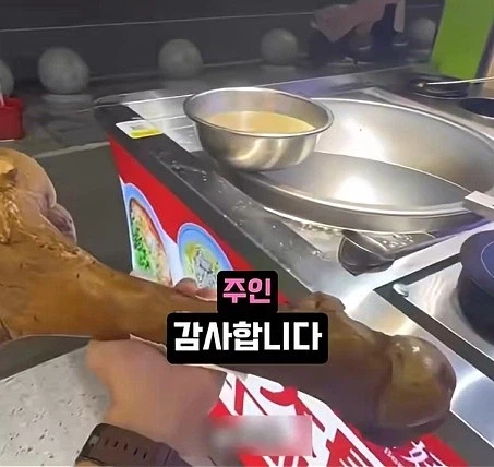 강아지에게 줄 뼈다귀를 구매하는 사람 6