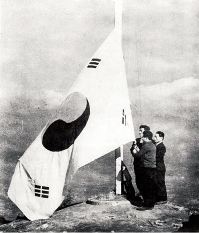 1945년 8월 15일 일제의 항복을 전하는 라디오 방송.mp4 2