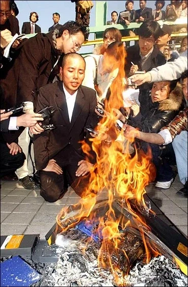 과거 전국민을 분노하게 만들었던 "위안부 누드" 사건 9